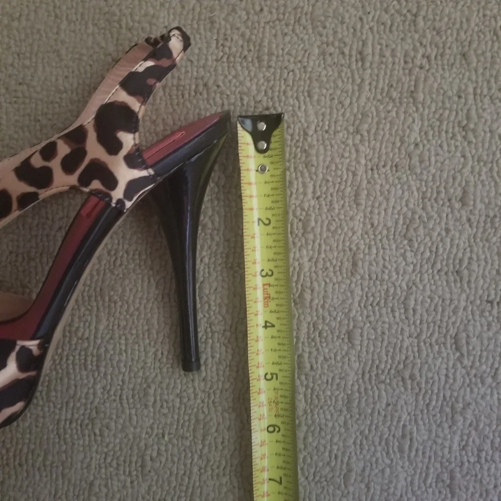 7.5 NWOT Betsy Johnson Leopard heels